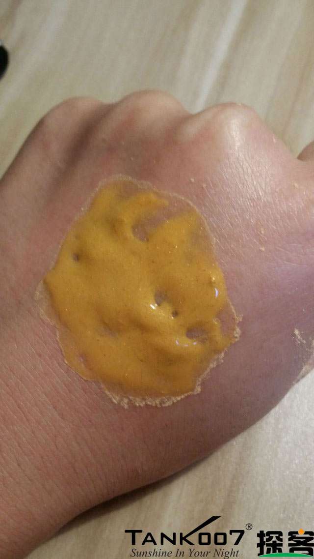 客戶買了紫光手電驗(yàn)熒光劑，先拿面膜大姨媽巾開刀 