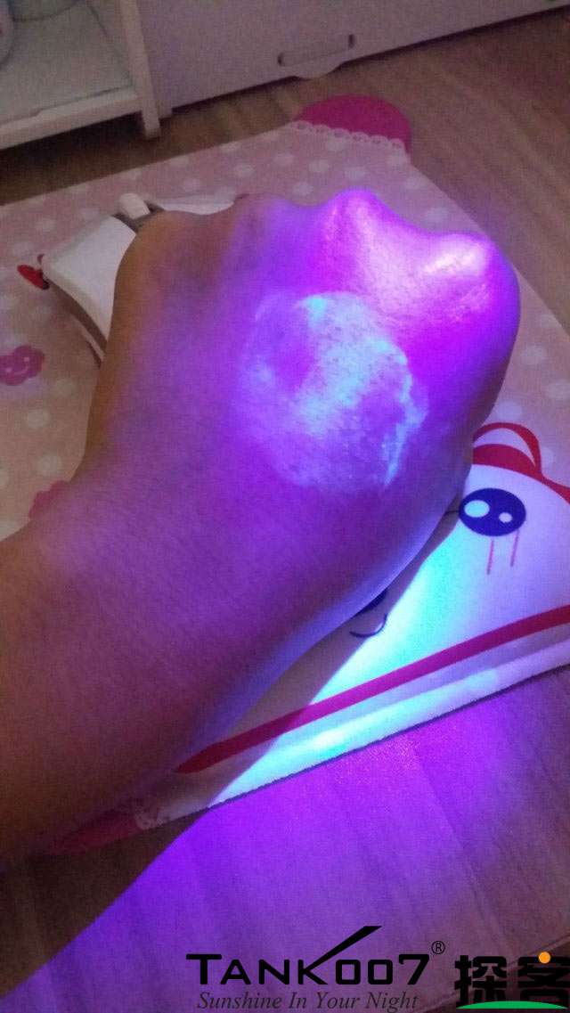 客戶買了紫光手電驗(yàn)熒光劑，先拿面膜大姨媽巾開刀 