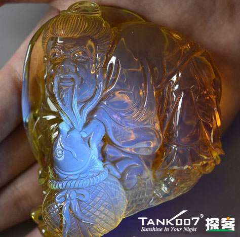 網(wǎng)上用紫光手電鑒定琥珀的帖子這么多，哪個是真假？