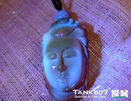 網(wǎng)上用紫光手電鑒定琥珀的帖子這么多，哪個是真假？