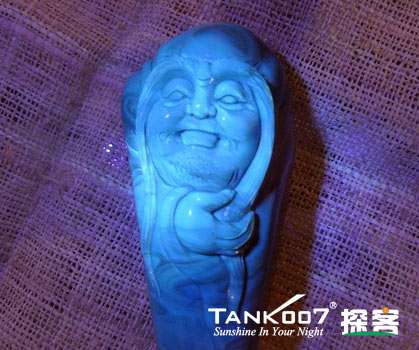 網(wǎng)上用紫光手電鑒定琥珀的帖子這么多，哪個是真假？