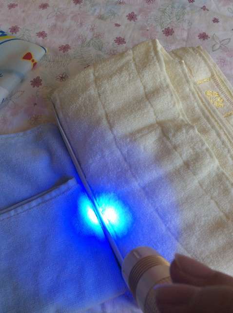  寶媽買了紫光手電，衣服上好多熒光劑，看的心慌害怕