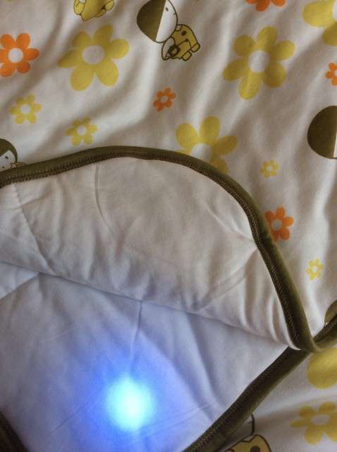  寶媽買了紫光手電，衣服上好多熒光劑，看的心慌害怕
