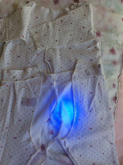  寶媽買了紫光手電，衣服上好多熒光劑，看的心慌害怕