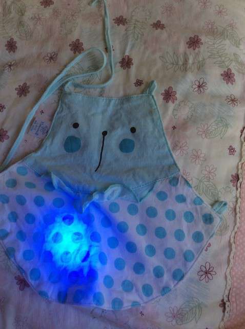  寶媽買了紫光手電，衣服上好多熒光劑，看的心慌害怕