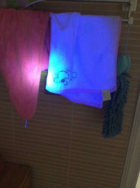  寶媽買了紫光手電，衣服上好多熒光劑，看的心慌害怕